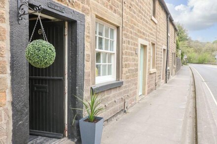 THE NESTLING - 5 VICTORIA COTTAGES, with a garden in Bakewell