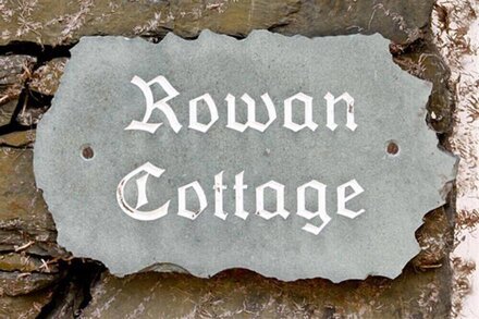 ROWAN COTTAGE, pet friendly, with open fire in Hawkshead