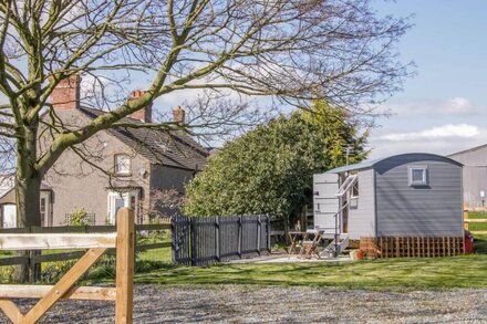 MEADOW VIEW SHEPHERD'S HUT, romantic, with hot tub in Ellesmere