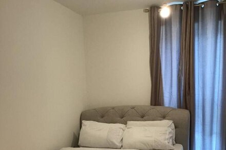 En-suite double room close to central london