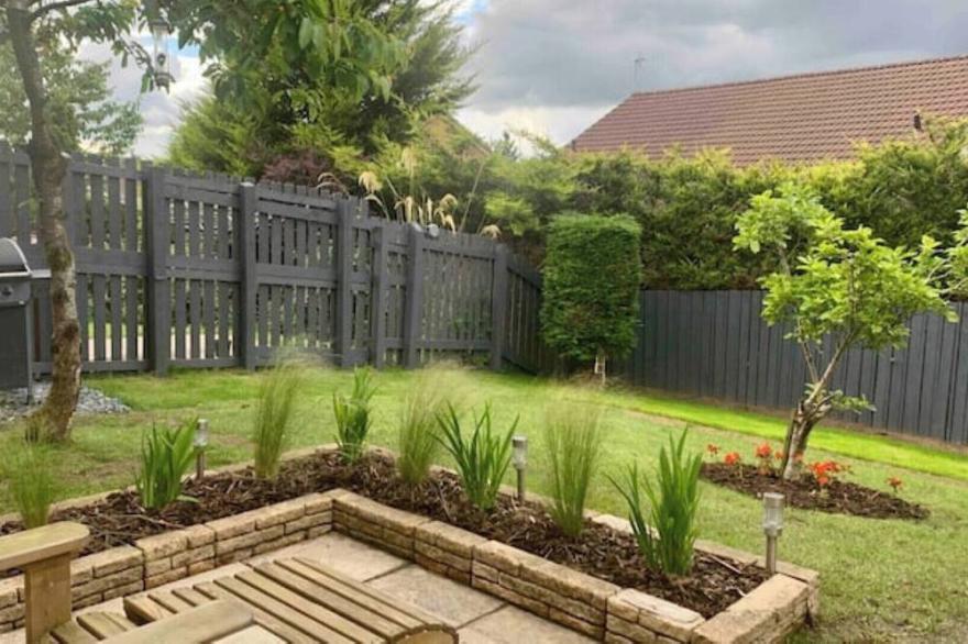 Beautiful Detached House With Private Gardens