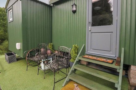 CLIONADH SHEPHERDS HUT, pet friendly, with open fire in Strathyre