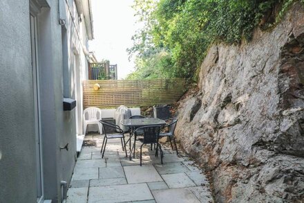 8 ROSEWALL COTTAGES, pet friendly, with a garden in St Ives