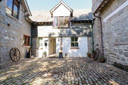 THE MEWS, pet friendly, character holiday cottage in Blisland