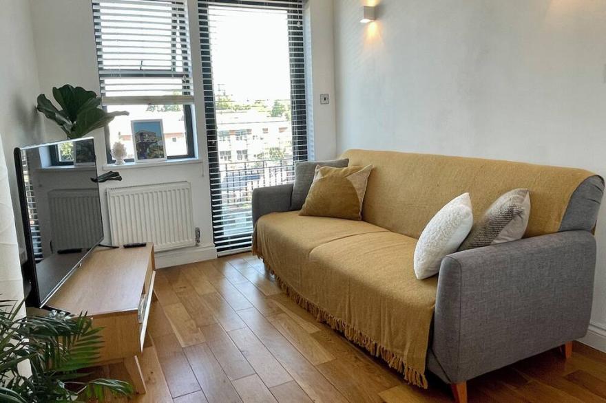 Bright + Spacious 2 Bedroom Penthouse By London Fields, Hackney