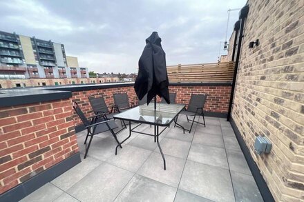 Luxury 2 Bed House With a Loft Garden , Close to Watford Staduim, Harry Po