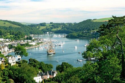 1 DE COURCEY HOUSE, character holiday cottage in Dartmouth