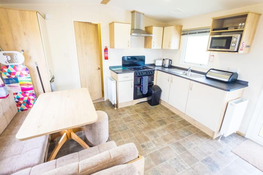 SP158 - Camber Sands Holiday Park - Sleeps 8 - 3 Bedrooms - 2nd Toilet - Decking - Private Parking