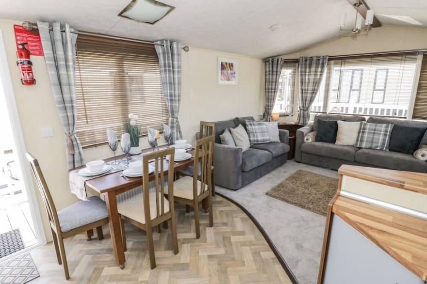 POPPY LODGE, pet friendly, with a garden in Stratford-Upon-Avon