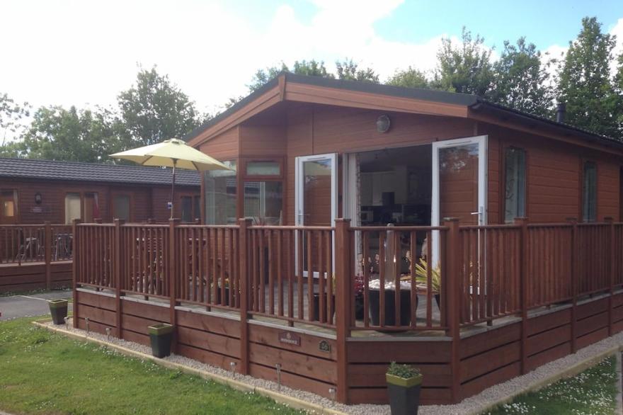 Lodge, Hot Tub on 5* Finlake Holiday Park, Devon