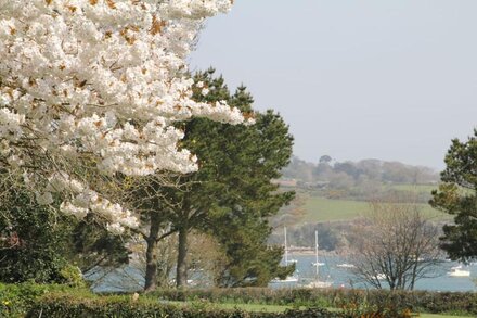 Stylish Four Bedroom Clapboard Cottage in Picturesque Helford