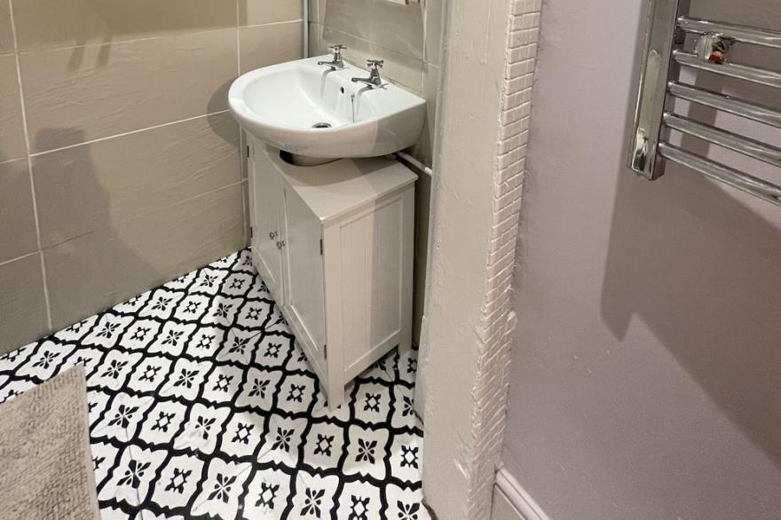 Beautiful 1 bedroom apartment with private entrance