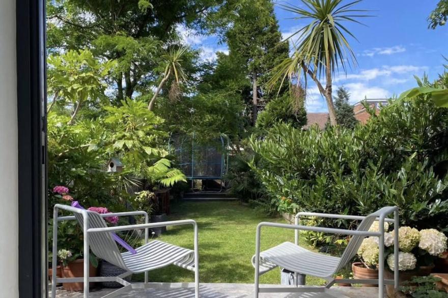 Light Filled House Five Minutes From The Tube, Perfect For Families!