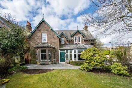 Luxury 5 bedroom Victorian home with hot tub