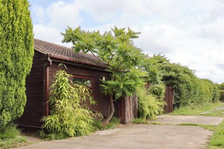 MEOLS HOLIDAY LODGE, romantic, country holiday cottage in Meols