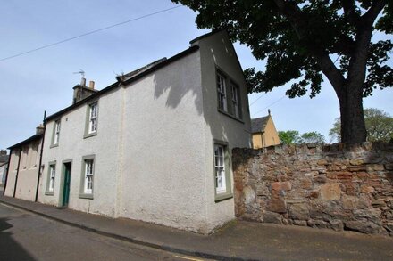 Dolphin Cottage- traditional cottage on Fife Coast