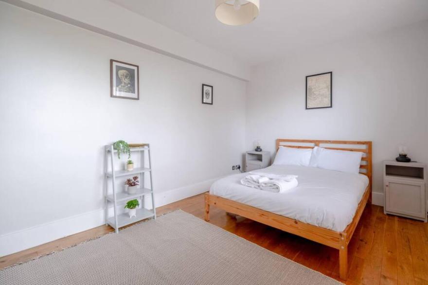 Sleek & Stunning 2BD Flat - Bethnal Green