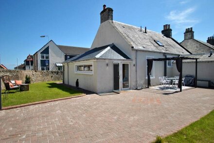 Shore Cottage, Anstruther- stylish home by the sea