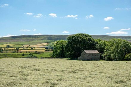 A stunning former church and school house in the Yorkshire Dales that's split into two cottages. Ide