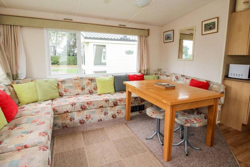 3 OLD ORCHARD, pet friendly, with a garden in Much Wenlock