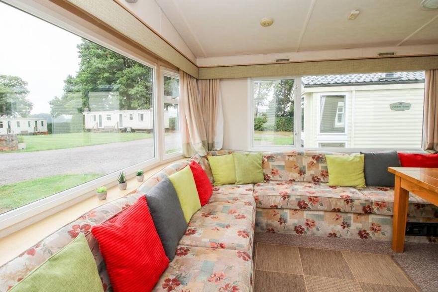 3 OLD ORCHARD, pet friendly, with a garden in Much Wenlock