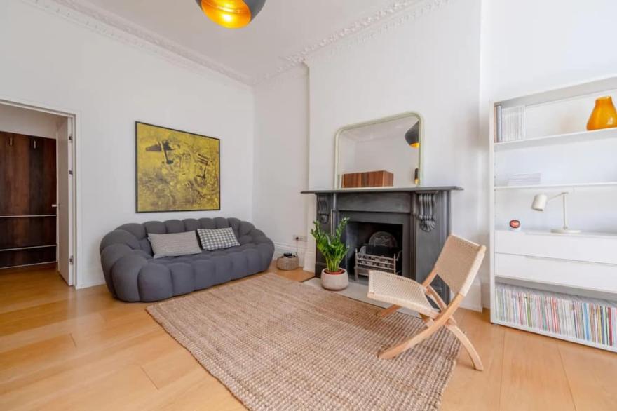 Stylish & Light Victorian 2BD Flat - Holland Park