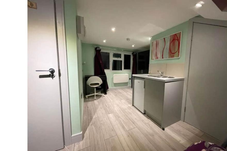 Letzi private en-suite, Near Heathrow Airport T3