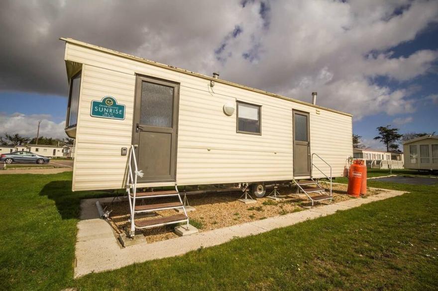 Superb caravan at Valley Farm Holiday Park in Essex ref 46524V