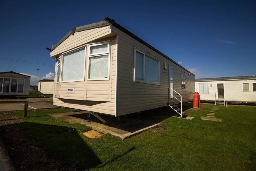 Superb caravan with free WiFi at St Osyth Beach Holiday Park ref 28142GC