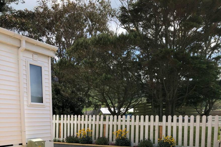 Holiday Lodge in Nefyn, private access to beach, sea views & enclosed play area