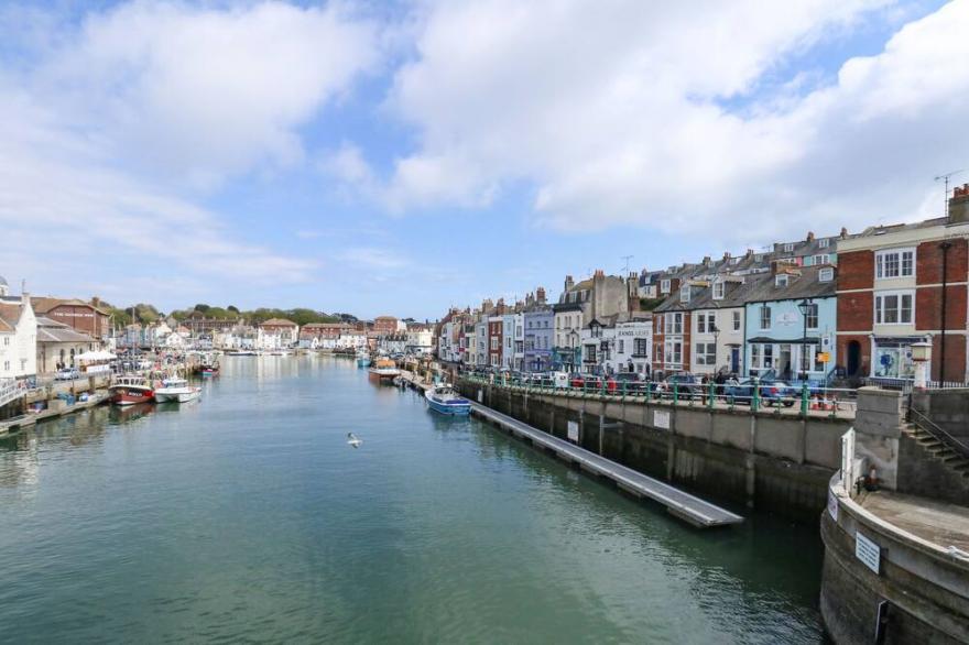 EMBASSY, Romantic, Character Holiday Cottage In Brewers Quay Harbour