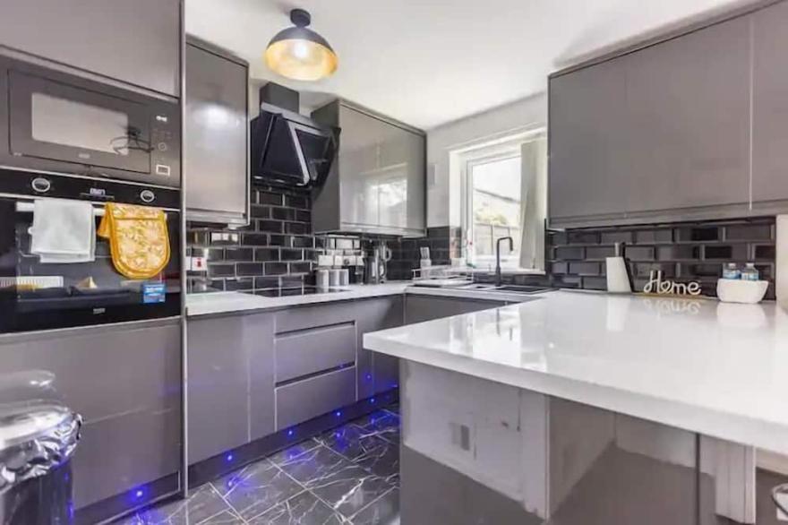 Mordenised  2 Bedroom House close to City Centre