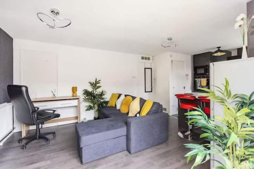 Mordenised  2 Bedroom House close to City Centre