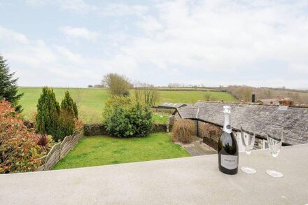 OWL BARN, family friendly, luxury holiday cottage in Duloe