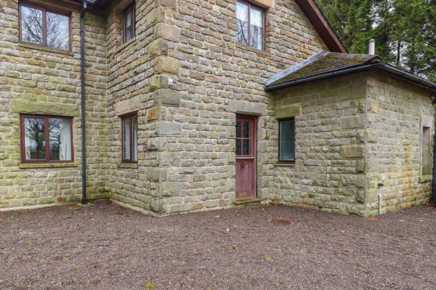 THE LODGE, family friendly, character holiday cottage in Wray