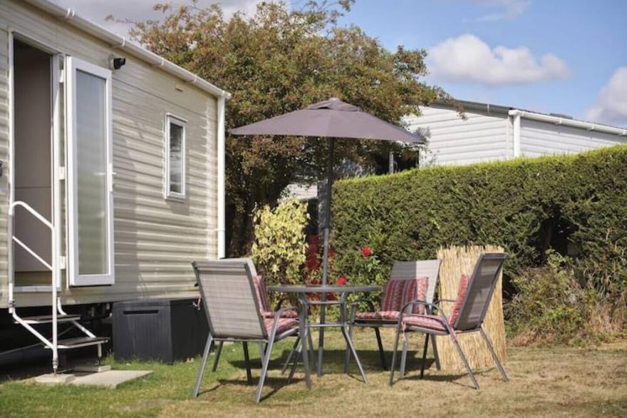 Lighthouse Retreat - A Stones Throw From West Mersea Beach