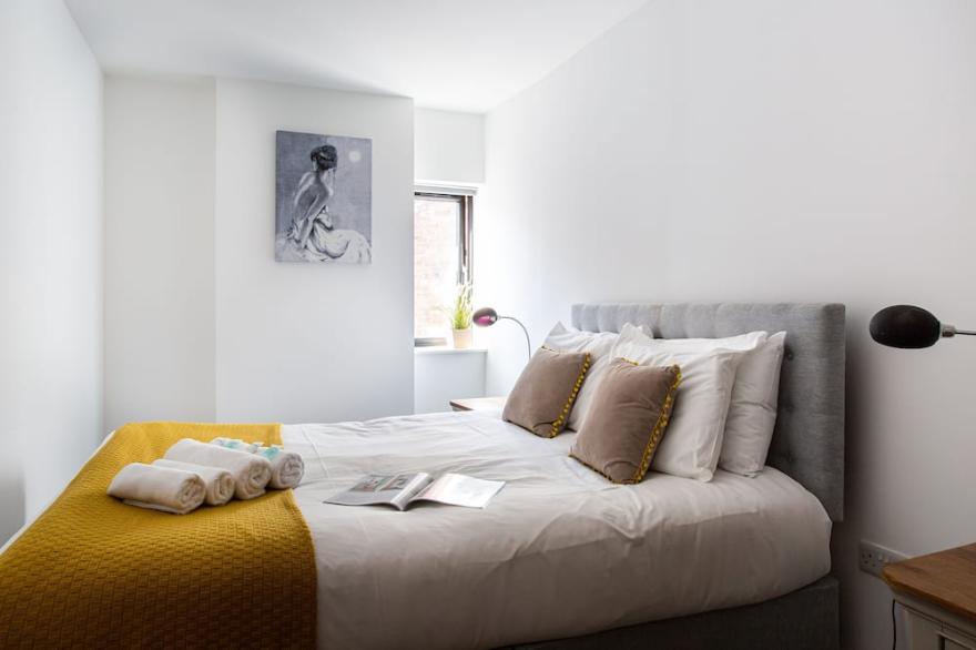 Modern Luxury Apartment, Sleeps 6, Best Location