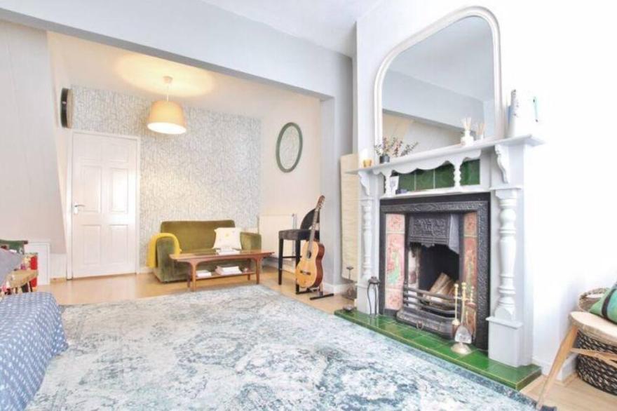 Cosy Liverpool Terrace near the River Mersey