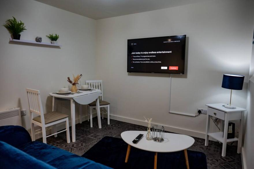 Bv Navy Blue Studio Diamond Suites Apt