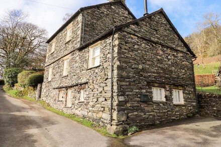 ROSE COTTAGE AT TROUTBECK, character holiday cottage in Troutbeck