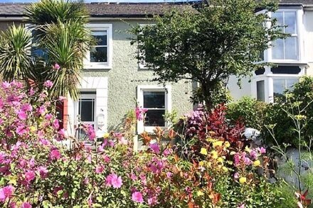 Stroll along 3 miles of golden sand-Almond Cottage; Vintage Chic & Dog Friendly