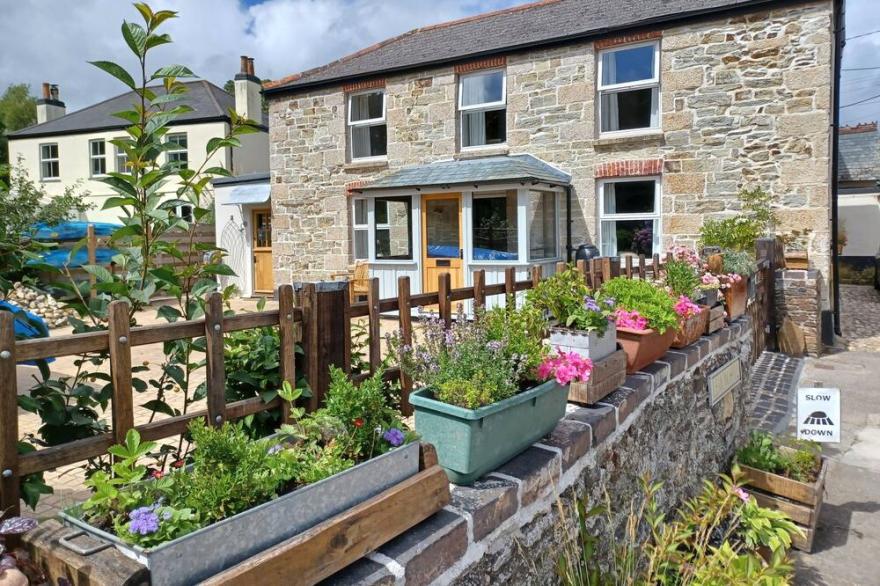 WOODBINE COTTAGE, Pet Friendly, With Open Fire In Mylor Bridge