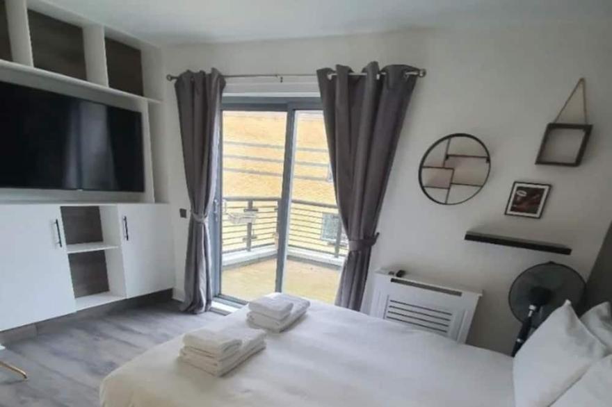 Bright 2 Bedroom Flat in Lambeth With Balcony