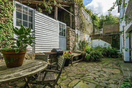 LOWER MILL, pet friendly, character holiday cottage in Dittisham