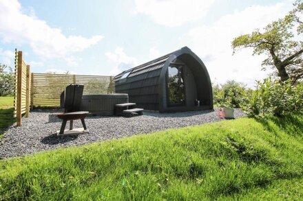 DERI POD, romantic, luxury holiday cottage in Guilsfield