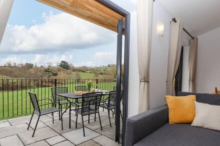 WOODPECKER LODGE, pet friendly, with a garden in Butterleigh