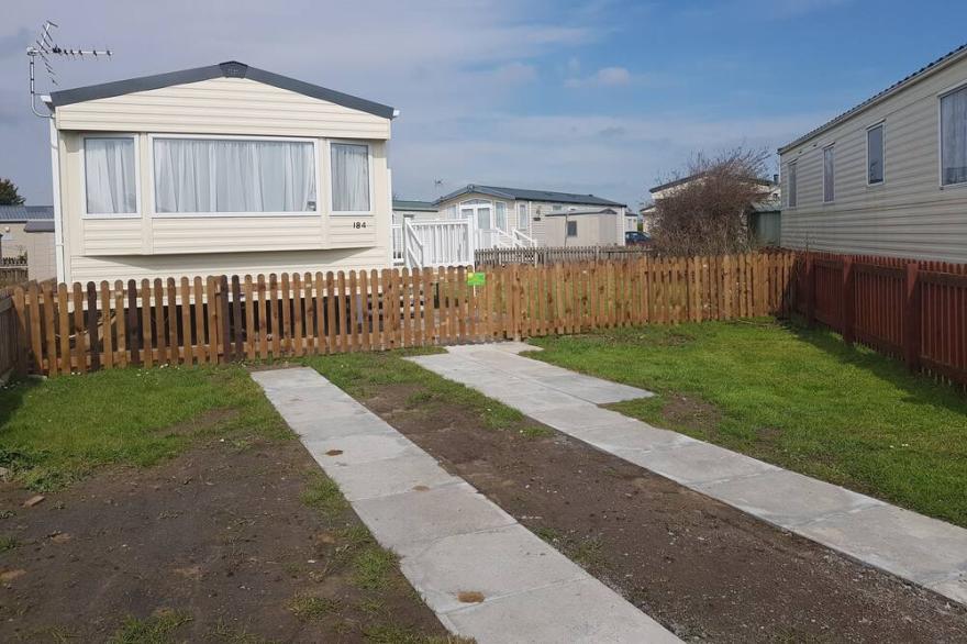 8 Berth Caravan with Spacious enclosed garden