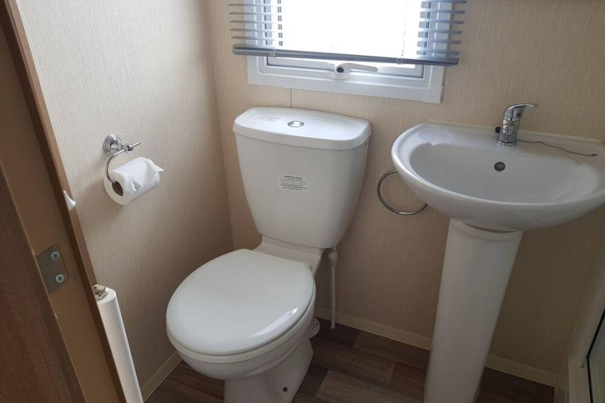 8 Berth Caravan with Spacious enclosed garden