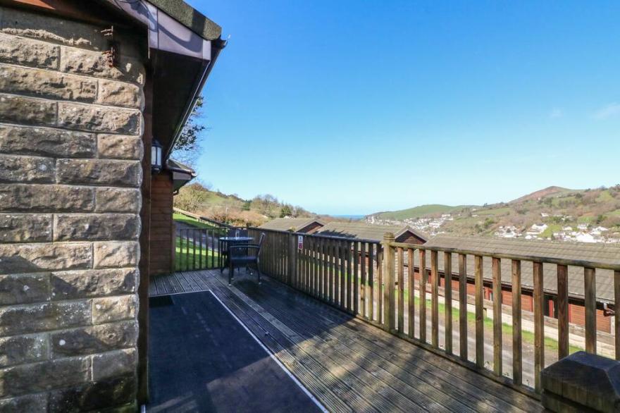 CHALET LOG CABIN L10, pet friendly, with a garden in Combe Martin