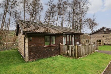 CHALET LOG CABIN L7, pet friendly, with a garden in Combe Martin